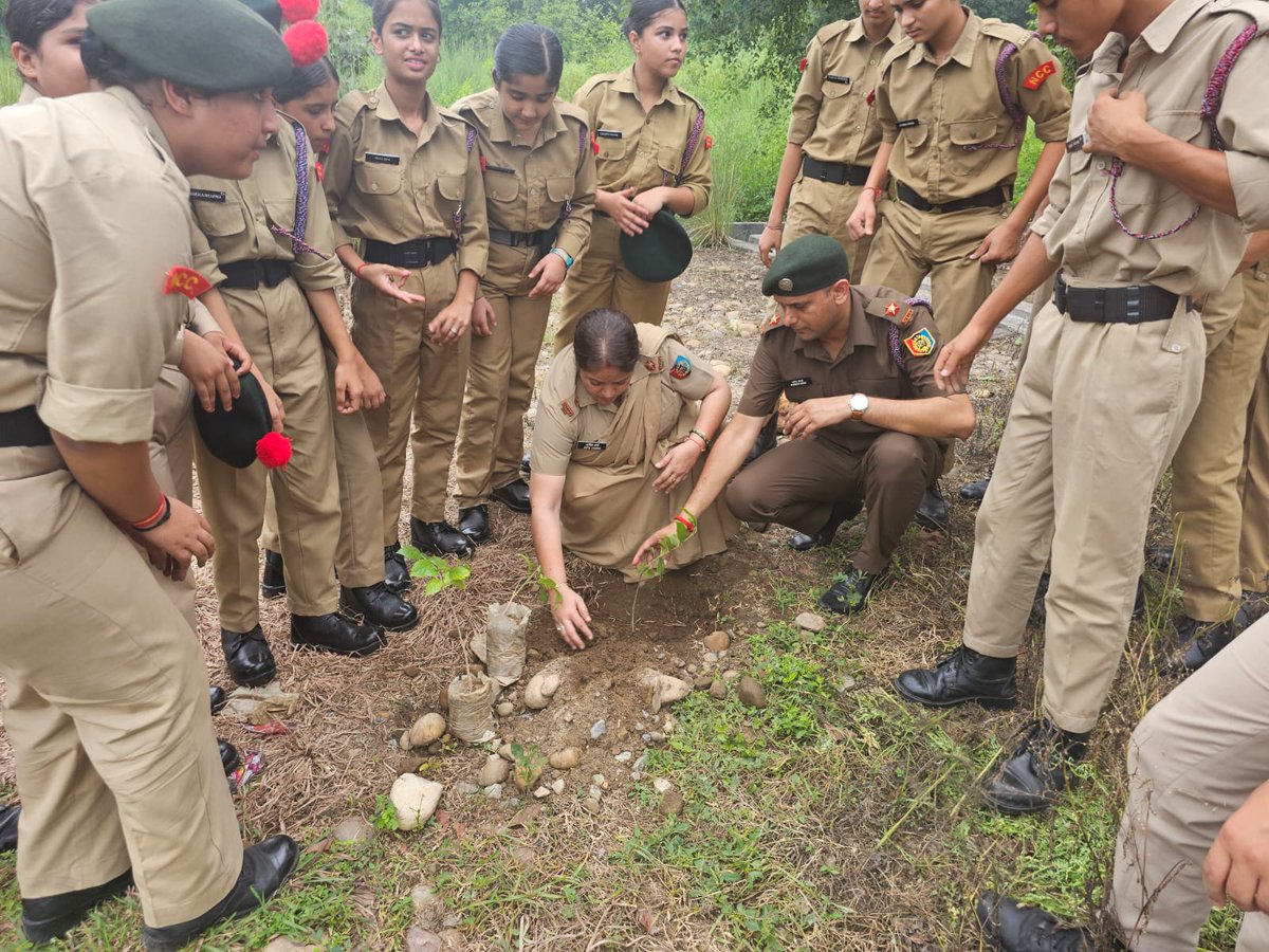 NCCDteJKL's tweet photo. Tribute to environment&martyrs cdts planted saplings under #एक_पेड़_माँ_के_नाम & #OneCadetOneTree.As part ofIndependence Day celebrations,Tiranga rallies were held across several locations & cdts captured selfieswith national flag.Freedom in hearts,responsibility inhands.@moefcc https://t.co/KRcXb5O5CF