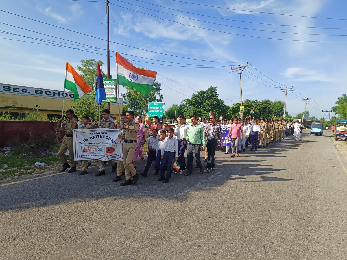 NCCDteJKL's tweet photo. Tribute to environment&martyrs cdts planted saplings under #एक_पेड़_माँ_के_नाम & #OneCadetOneTree.As part ofIndependence Day celebrations,Tiranga rallies were held across several locations & cdts captured selfieswith national flag.Freedom in hearts,responsibility inhands.@moefcc https://t.co/KRcXb5O5CF