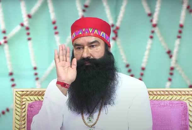 JaikyYadav16's tweet photo. शर्मनाक 🚨

एक बार फिर से बलात्कार और हत्या के दोषी बाबा रामरहीम को 21 दिन की पैरोल मिल गई है। इसके लिए जेल एक पिकनिक स्पॉट बन चुका है।

अक्टूबर 2020: एक दिन की पैरोल
मई 2021: एक दिन की पैरोल
फरवरी 2022: 21 दिन जेल से बाहर
जून 2022: 30 दिन की पैरोल
अक्टूबर 2022: 40 दिन की पैरोल
जनवरी 2023: 40 दिन की पैरोल
जुलाई 2023: 30 दिन की पैरोल
नवंबर 2023: 21 दिन की पैरोल 
जनवरी 2024: 50 दिन की पैरोल
अगस्त 2024: 21 दिन की पैरोल 

इस देश की सच्चाई यही है 😢