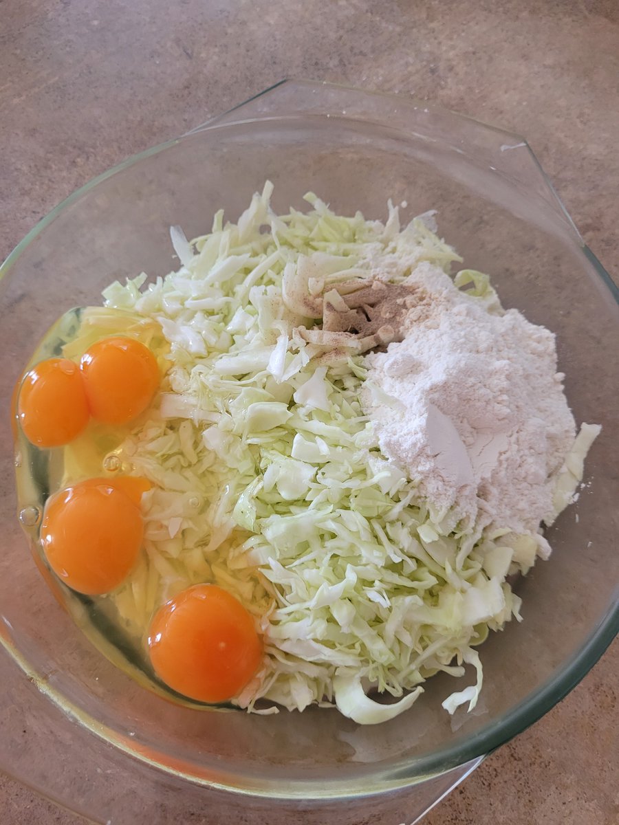 SoonLeeNZ's tweet photo. Okonomiyaki. (Cabbage, eggs, flour, Japanese mayonnaise, Okonomiyaki sauce, katsuobushi (bonito flakes) to garnish. #cookingDiary #kai #food🍜🍽️#cookingWithLisa #CookingWithCheckpoint
@lisaowennz @CheckpointRNZ https://t.co/jz79Ja31q5