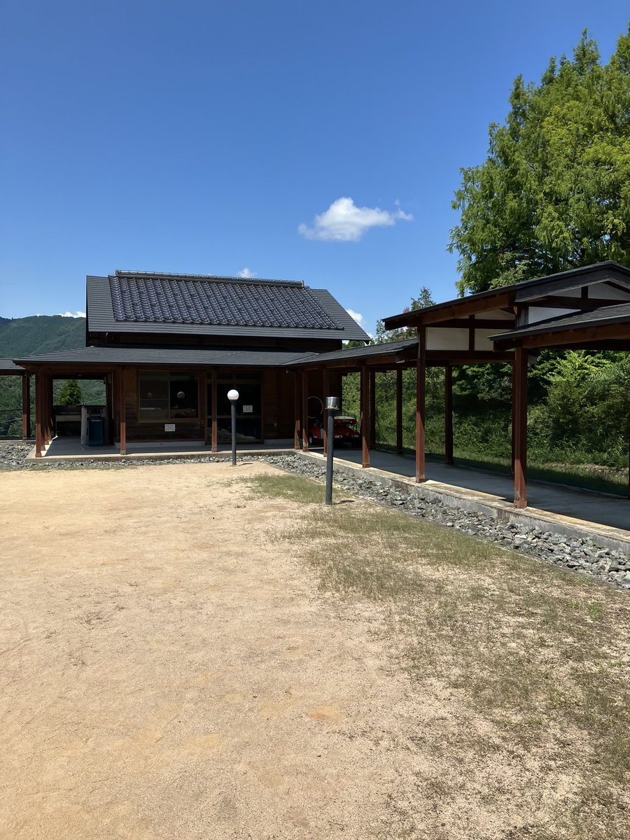 hiroken596359's tweet photo. キャンプ場のシステムエラーでまさかの休みの日に自分が選んだバンガローだけ予約が入れる事ができ、、、キャンプ場まさかの貸し切り^_^バンガローからコテージに変更しました。夜は怖いやろなー😱 https://t.co/2FoAs4cOCv