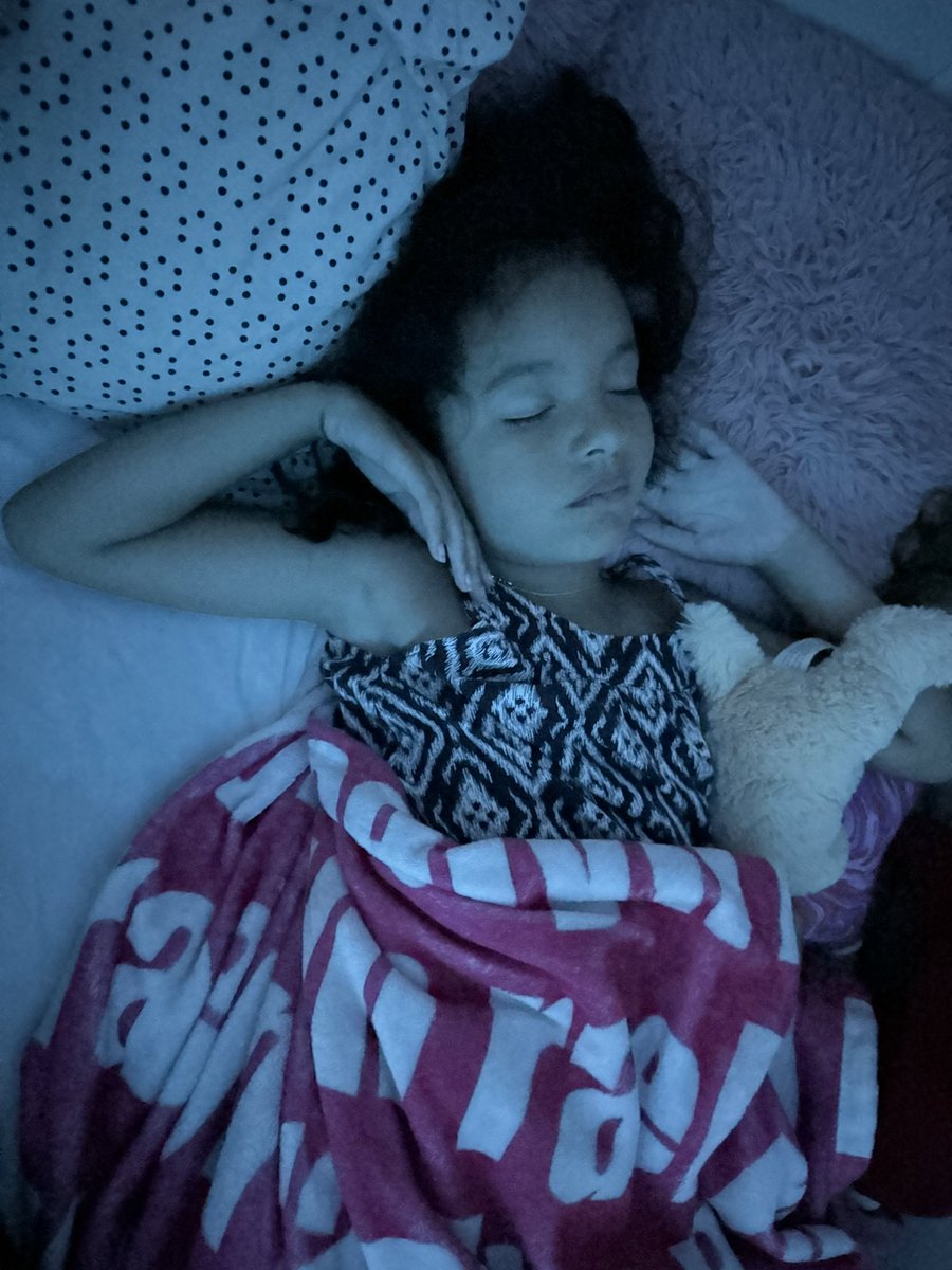 TheRealMsPre's tweet image. Yawny McDawny: 1
Sweet Baby Rae: 0

Thanks, @SophiaBush  &amp;amp; @calm 😴