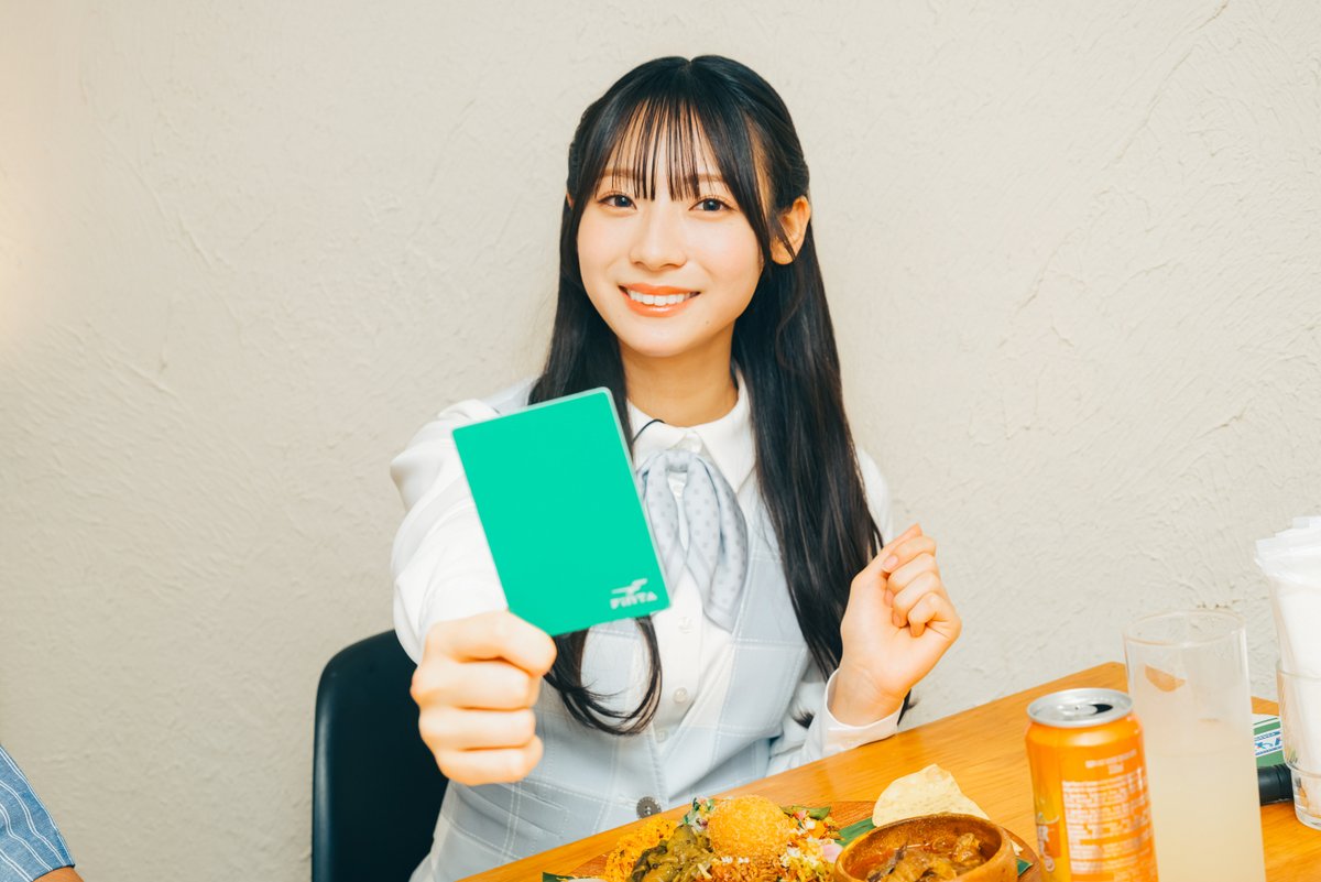 tvk_sumilegend's tweet photo. 【放送まであと3日！】

別のカレー店での1枚をご紹介。
文句なしの「グリーンカード！」の　#宮地すみれ
このお店ではどんな出会いがあったのでしょうか！

8月17日深夜0時～
「日向坂46宮地すみれのレジェわん！」

#レジェわん
#日向坂46
#tvk https://t.co/r3LD4g5eUp