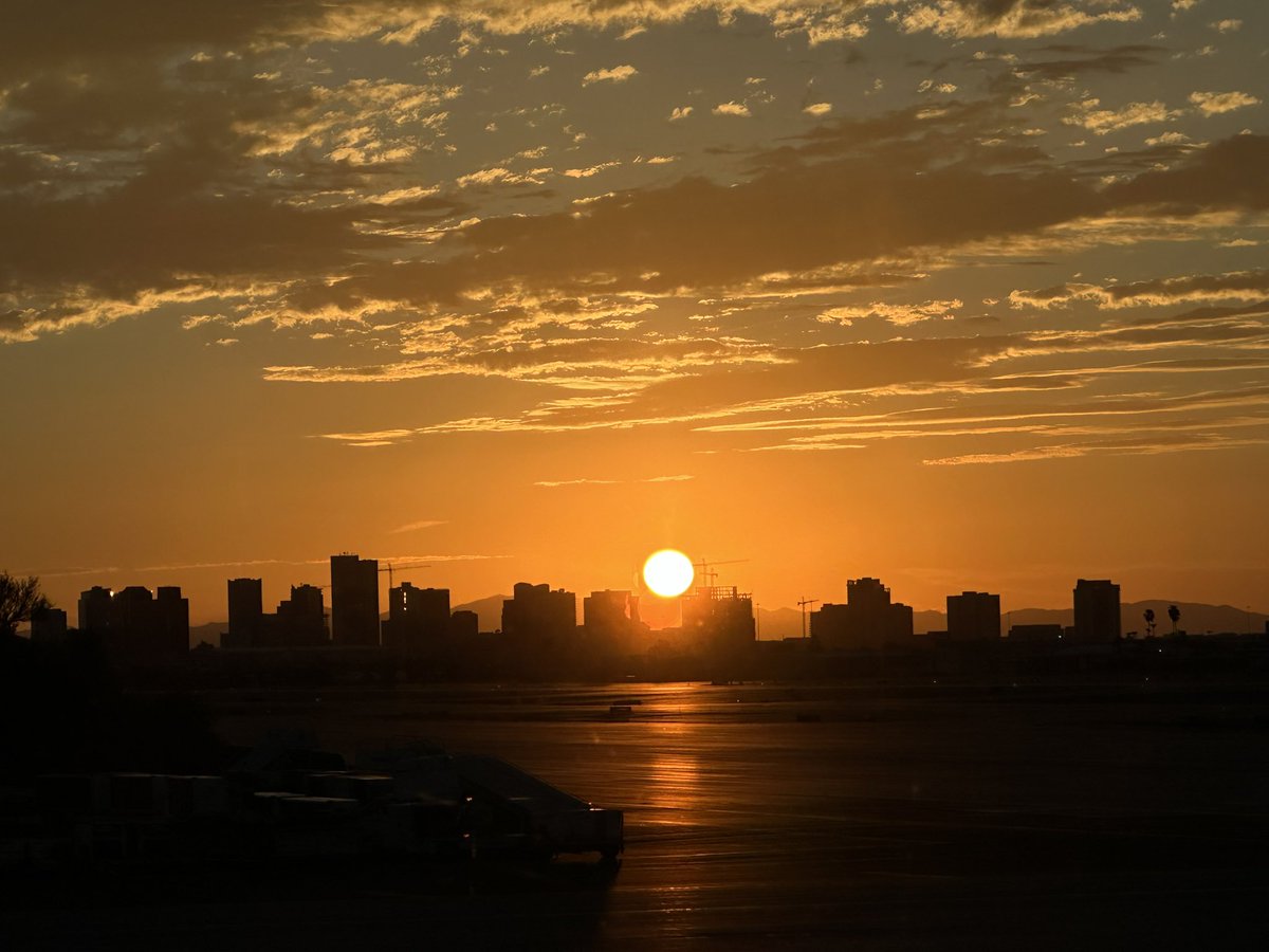 kingchiru15's tweet photo. Golden hour is the best time of the day! ๐
Have captured this amazing sunset from the @unitedโs gate E5 in @phxskyharbor airport.
#Sunset #amazingsunsets #Phoenix #phoenixsunsetsarethebest #WestCoast #WestCoastSunset #Arizona #ShotOniPhone #iphonography #UnitedAirlines https://t.co/CkLkVXMui2
