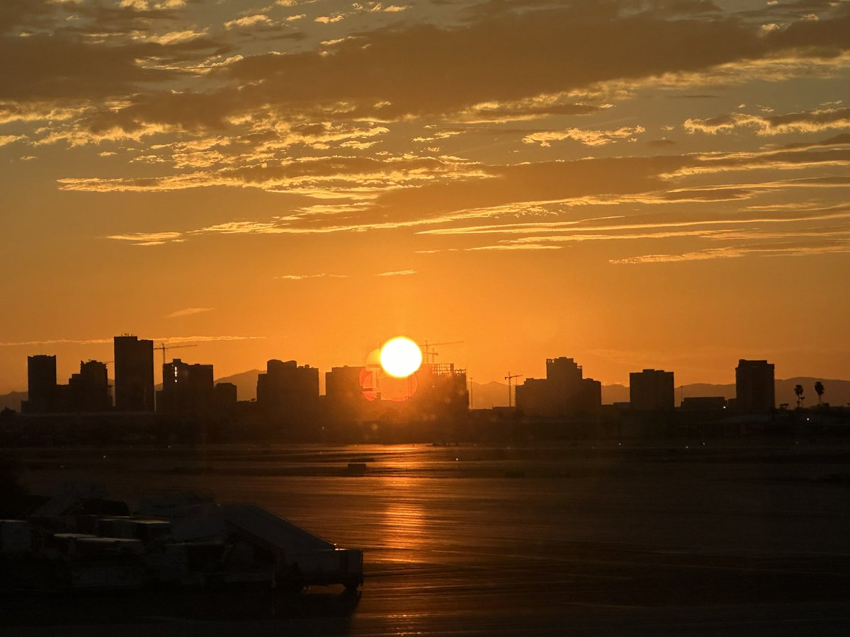 kingchiru15's tweet photo. Golden hour is the best time of the day! ๐
Have captured this amazing sunset from the @unitedโs gate E5 in @phxskyharbor airport.
#Sunset #amazingsunsets #Phoenix #phoenixsunsetsarethebest #WestCoast #WestCoastSunset #Arizona #ShotOniPhone #iphonography #UnitedAirlines https://t.co/CkLkVXMui2