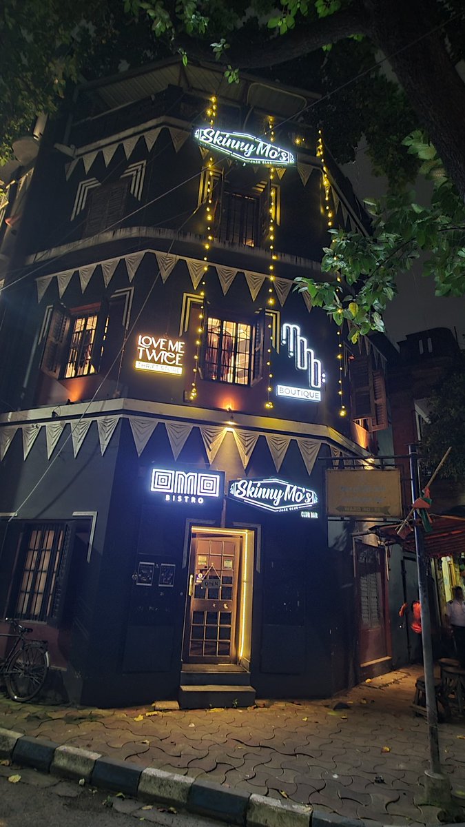 Andrew007Uk's tweet image. Street corners of #Kolkata #4

#KolkataLife by night at probably the best #JazzClub in the City of Joy; Skinny Mo's