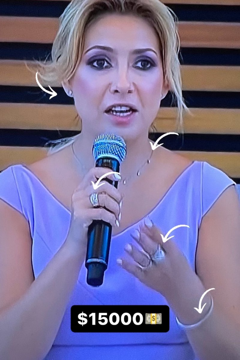 🚨 #Exclusivo 💣 Sólo en esta foto hay 15 mil dólares en joyas. 😱
Todo lo que ven ahí es oro blanco y brillantes, de un diseñador muy exclusivo de la calle Alvear (para nada Nac&amp;Pop).
Alberto Fernández se las regalaba a Fabiola tras una discusión.
#TodosSomosVictimasDeEllos