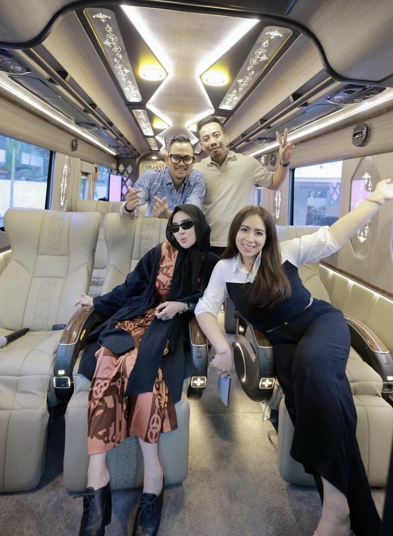 wolipop's tweet photo. #Foto Kini pecah kongsi, gini momen kebersamaan Maharani Kemala dan Shandy Purnamasari💔
Lihat fotonya di sini!
>> https://t.co/uWKz4xLEdZ
Foto: Instagram/shandypurnamasari
#wolipop #maharanikemala #shandypurnamasari #msglow https://t.co/YKfoxNZFoQ