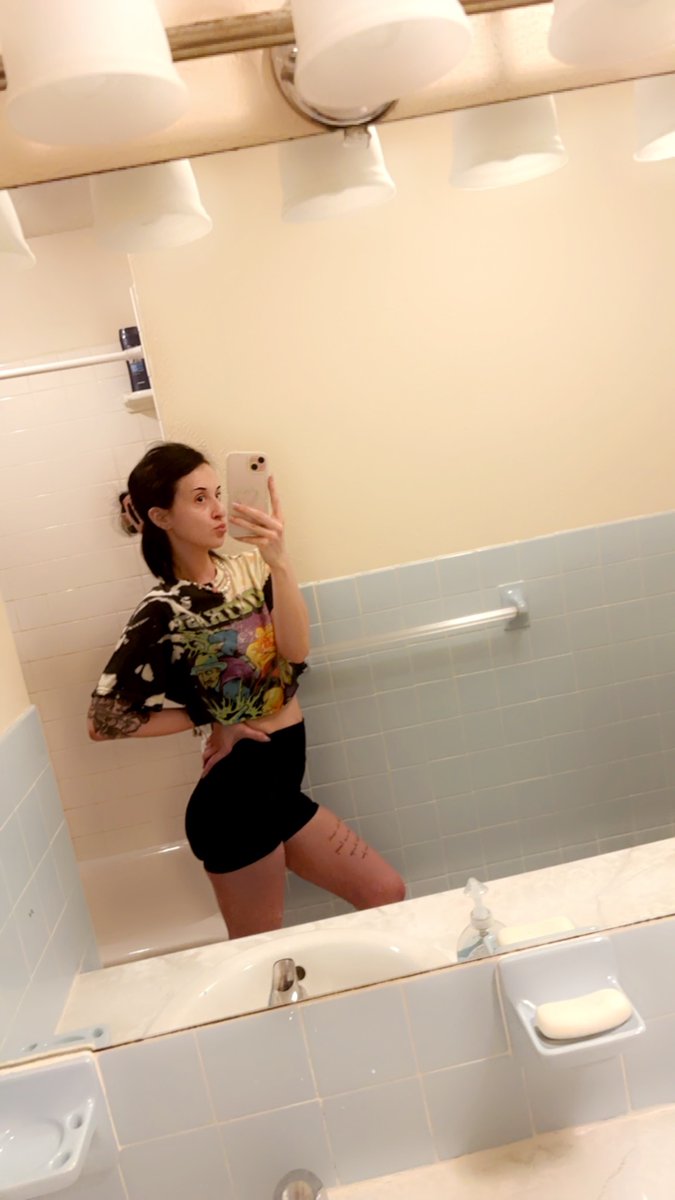 lifesweird25's tweet photo. I think you should spoil me 🖕🏼

#finsub #finslave #goddess #payup #cashapp #coffee #silentsend #followme #findomme https://t.co/EkqxK5wjxg