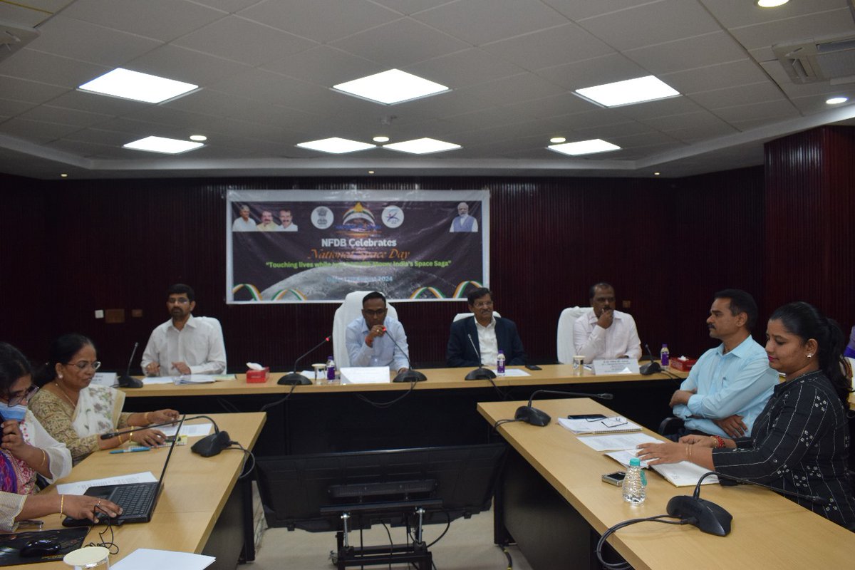 nfdbindia's tweet image. Dr. Murali Mohan discussed Global &amp;amp; Indian perspectives on #SpaceApplication in Fisheries. The session included a COM-NAV demo by Ananth Technologies, Hyderabad. Officials from NFDB-NERC &amp;amp; NFDB-ERC-NFFBB virtually participated.