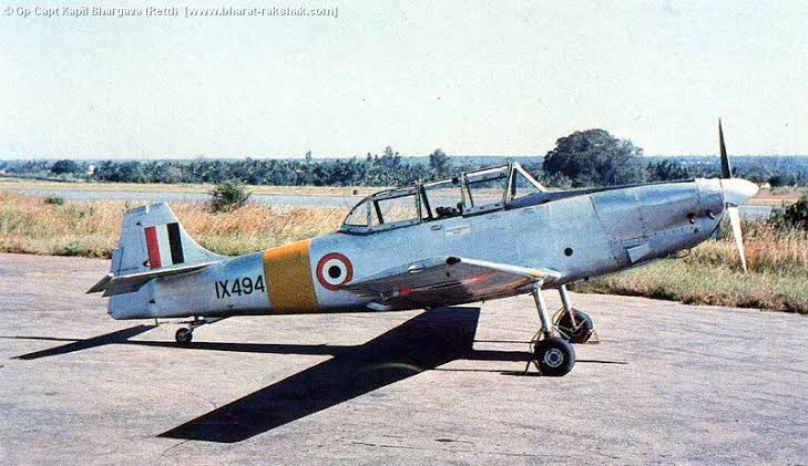 SaralTalk's tweet image. 13 अगस्त 1951 को आज ही के दिन पहले स्वदेशी विमान "हिंदुस्तान ट्रेनर 2" ने उड़ान भरी! 

HT-2 विमान में टू-सीटर था।  

Hindustan Trainer 2 का वायु सेना और नौ सेना के लिए उत्पादन 1953 में शुरू भी हो गया था! 

#IndianAirForce #Aircraft #HT2