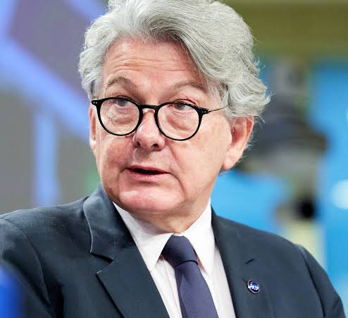 lesterrassesca's tweet photo. Scandale au sommet !
Le maître censeur, Commissaire Européen Thierry Breton, ancien ministre de l'Économie, des Finances et de l'Industrie, serait devenu SÉNÉGALAIS pour échapper à l'impôt en France ! 🇫🇷📷 Comment un haut fonctionnaire européen peut-il trahir les contribuables https://t.co/4Q0hwGA8n2