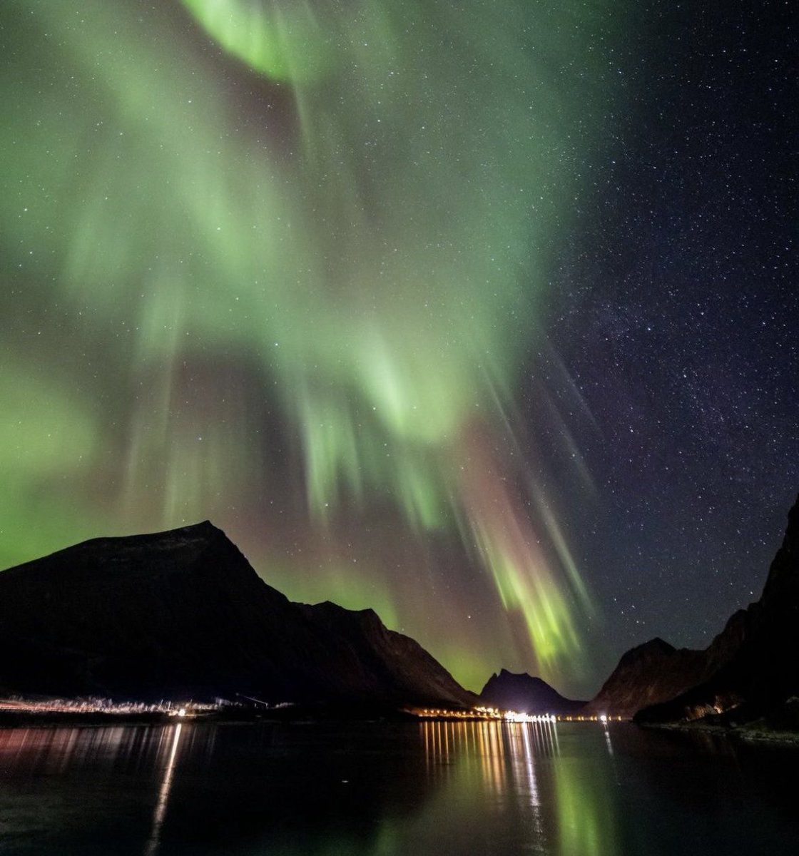 Kuzeyin soğuk rüzgarları ve ıslıklarını sevgilinle beraber dinlemek, anıların en güzellerini biriktirmenin başka bir yolu… #dreams #northernlights