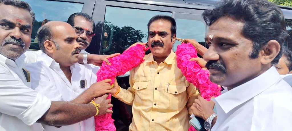 புதுக்கோட்டை மாவட்டம்  அறந்தாங்கி ஸ்ரீ வீரகாளியம்மன் திருக்கோவில் மண்டகபடி நிகழ்வில் கலந்து கொள்ள சென்றபோது புதுக்கோட்டை, காரைக்குடி,திருப்பத்தூர், காளையர்கோவில்  உள்ளிட்ட பல பகுதிகளை சார்ந்த சொந்தங்கள்,  கழக நிர்வாகிகள் பேரன்பு காட்டி என்னை வரவேற்றனர். #ஜெய்ஹிந்த்.
