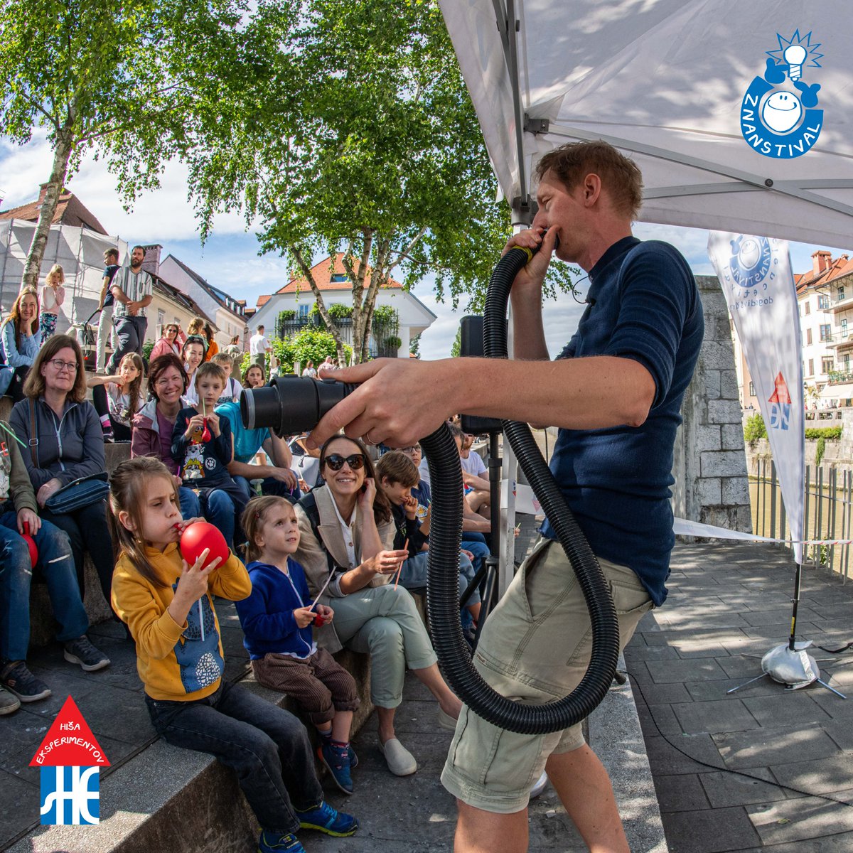 Utrinek z letošnjega Znanstivala: Zaviti didžeridu.

Sven nam je na Znanstivalu pokazal, da je cev sesalnika lahko tudi didžeridu.

Kateri domači predmeti so še lahko zanimiva glasbila?

Foto: Domen Pal

#znanstival2024
#scicomm