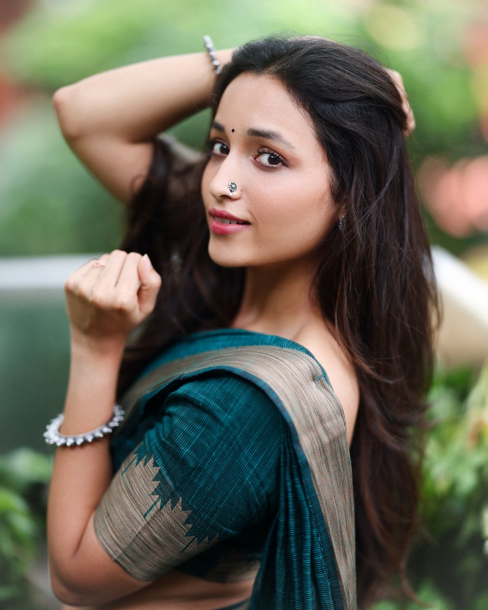 SrinidhiShetty7's tweet photo. Just me &amp; my saree love 🤭🫠✨️ https://t.co/KUU1Y1RSLS