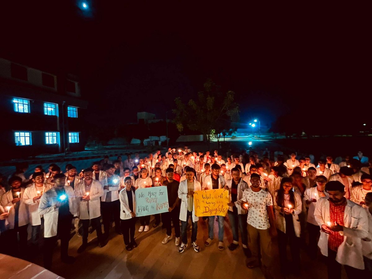 MukeshBangra12's tweet photo. A female doctor was raped and murdered in Bengal, yet the government is sleeping.🚨

The culprits should be hanged.
All the youth should write to get justice for the sister.✅✅

Wake up, deaf and dumb government.

#Nirbhaya2 
BengalHorror
महिला डॉक्टर https://t.co/nWjixPBESM