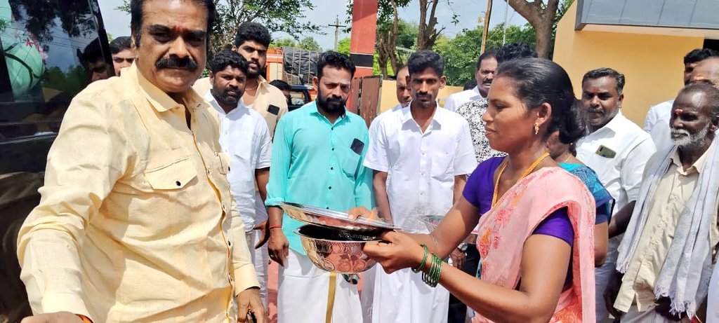 புதுக்கோட்டை மாவட்டம்  அறந்தாங்கி ஸ்ரீ வீரகாளியம்மன் திருக்கோவில் மண்டகபடி நிகழ்வில் கலந்து கொள்ள சென்றபோது புதுக்கோட்டை, காரைக்குடி,திருப்பத்தூர் பகுதி  சொந்தங்கள், கழக நிர்வாகிகள் பேரன்பு காட்டி என்னை வரவேற்றதில் பெரும் மகிழ்ச்சி. #ஜெய்ஹிந்த்.