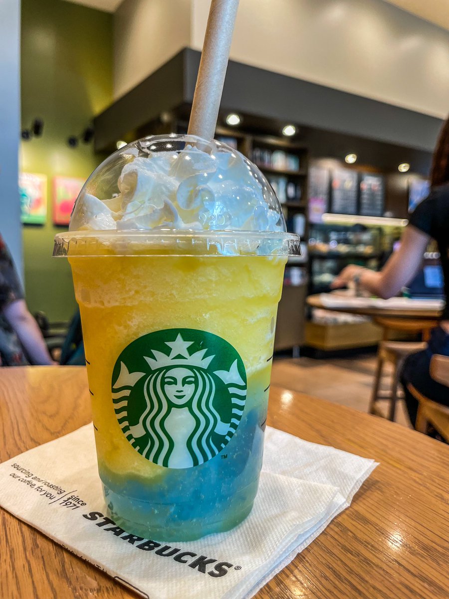 aviation_359's tweet image. 今日は暑いですな〜〜😵
思わずスタバってしまった！
#starbacks 
 #サンシャインパインフラペチーノ