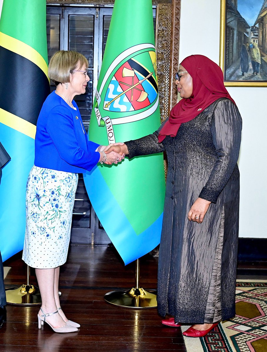 IrlEmbTanzania's tweet photo. Ireland’s 🇮🇪 new Ambassador to Tanzania 🇹🇿 Nicola Brennan was honoured to present her credentials to President of the United Republic of Tanzania, Dr Samia Suluhu Hassan, and to discuss deepening the strong, long-standing bilateral cooperation between Ireland & Tanzania. https://t.co/fSviParfbr