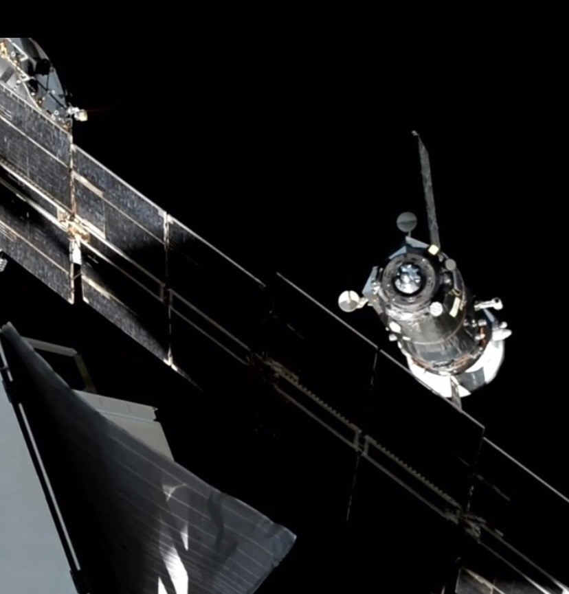 RevesdEspace's tweet photo. 🛰️ Avant l'arrivée du cargo #ProgressMS28, le cargo #ProgressMS26 s'est désamarré de l'ISS ce matin.
Il se désintègrera dans l'atmosphère terrestre dans les heures à venir https://t.co/Y53kqNbVN1