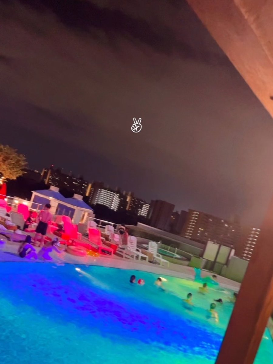 kyasa_ChS's tweet photo. 人生初のナイトプール🍹

個人的に良いイメージが無くて
むしろ苦手だったので行く事絶対ないわと思っておりましたが…
誘ってくださった陽気で優しい仲間達の
おかげでかなり充実した時間を過ごせました☺️🌸

もっと単語を知らなければ…
モチベｪｪ！！ https://t.co/g06taHDOey