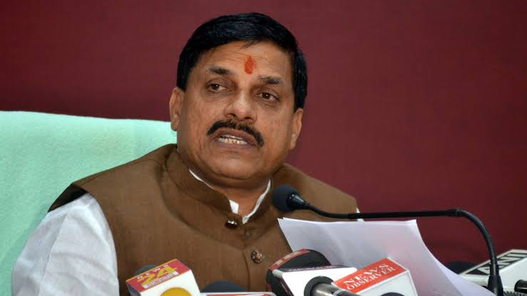 ये देखो मुख्यमंत्री की चतुराई ! 

#MadhyaPradesh के मेयर-पार्षदों का मानदेय तो 20% बढ़ा दिया! 

वहीं कहीं दिनों से #We_want_full_salary_in_mp की माँग हो रही है! उस पर कोई विचार नहीं 🤔 

हालांकि कुछ ग़लती इन मांग वालों की है! 
अगर 29 की जगह 2 सीट देते तो वो गिड़गिड़ाते ना कि तुम