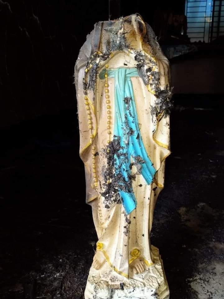 HinduVoice_in's tweet photo. Now, Islamists are attacking Christian minorities in #Bangladesh. 

On the night of 12/08/2024, Islamists attacked a Church in #Dhaka. 

Islamists vandalised the Church and a statue inside it  and set ablaze the Church. 

The Church is situated in Kachpur village under Narayangarh Upazila of Dhaka district.