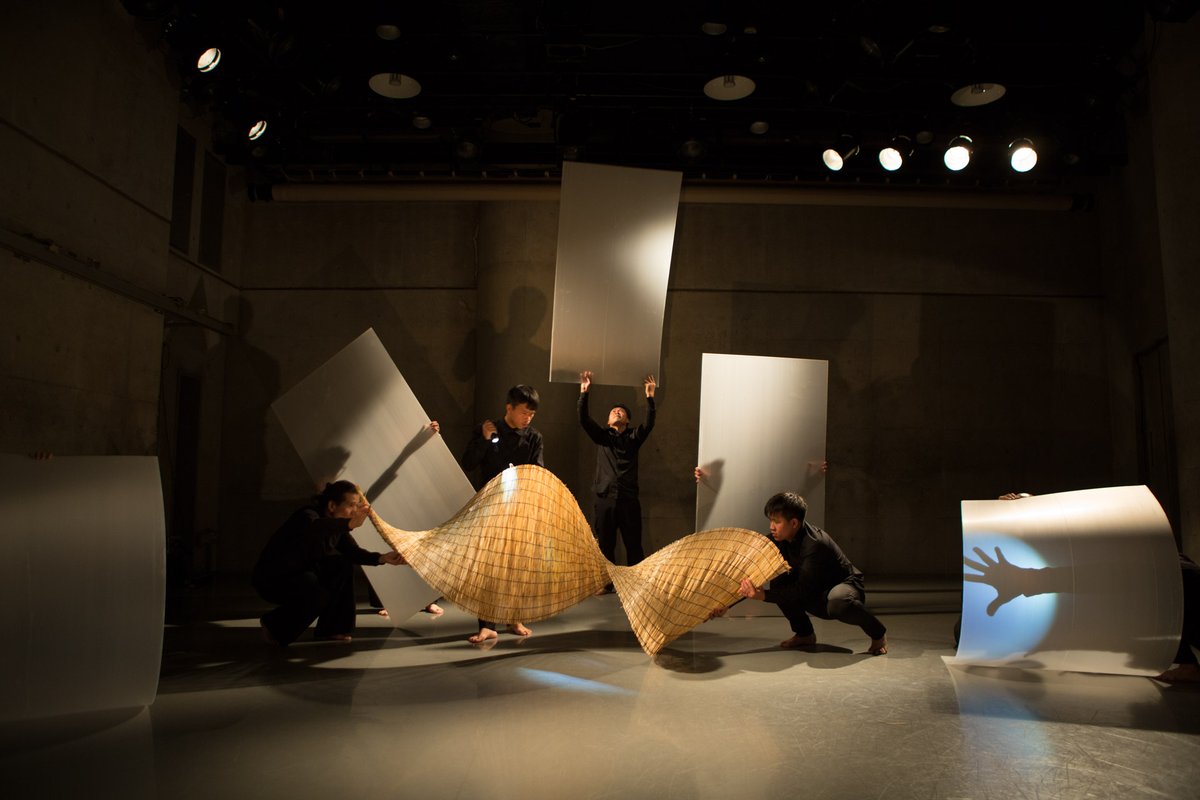 puppet_center's tweet photo. ラオス×日本 ろう者と聴者が協同する『アジアのオブジェクトシアター』2年目が始動しました。1年目は神楽坂セッションハウスにてワークインプログレス公演として発表。
2年目となる今年は、12月にKAAT神奈川芸術劇場にて上演予定。
https://t.co/mutuG45JAa
#Laos #objecttheater #deaf #ラオス https://t.co/QBSmyFpqRV