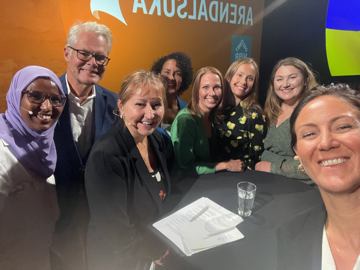 Vilde Hernes (@hervilde) on Twitter photo Veldig gøy å starte Arendalsuka med å innlede om de vanskelige dilemmaene vi står ovenfor vedrørende integrering av ukrainske flyktninger før det braket løs med politisk debatt med denne gjengen :) <a href="/nibr_no/">NIBR, OsloMet</a> <a href="/OsloMet/">OsloMet</a> <a href="/Arbeiderpartiet/">Arbeiderpartiet</a> <a href="/Hawatako/">Marian Hussein</a> <a href="/OleksandraDein2/">Oleksandra Deineko</a> <a href="/frp_no/">Fremskrittspartiet</a> <a href="/www_ks_no/">#KS</a> Veldig gøy å starte Arendalsuka med å innlede om de vanskelige dilemmaene vi står ovenfor vedrørende integrering av ukrainske flyktninger før det braket løs med politisk debatt med denne gjengen :) <a href="/nibr_no/">NIBR, OsloMet</a> <a href="/OsloMet/">OsloMet</a> <a href="/Arbeiderpartiet/">Arbeiderpartiet</a> <a href="/Hawatako/">Marian Hussein</a> <a href="/OleksandraDein2/">Oleksandra Deineko</a> <a href="/frp_no/">Fremskrittspartiet</a> <a href="/www_ks_no/">#KS</a>