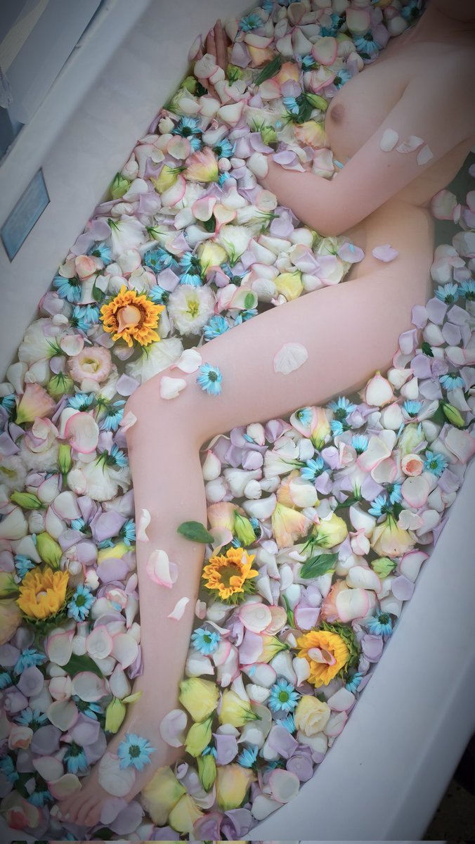 失踪人口回归之~自己没有狗子，就多拍一拍别人的狗子吧~
P.S.一直对鲜花簇拥的画面没有抵抗力~
欢迎各种约拍~
📷:@SmilenceSu
🪞:@joker54714165

投稿各位大佬，拜托啦~
@Fengsiyuan 
@wqganenshi_ 
@tbzt2024 

#私房写真 #昆明约拍 #NTR https://t.co/CaOzdk1qVZ