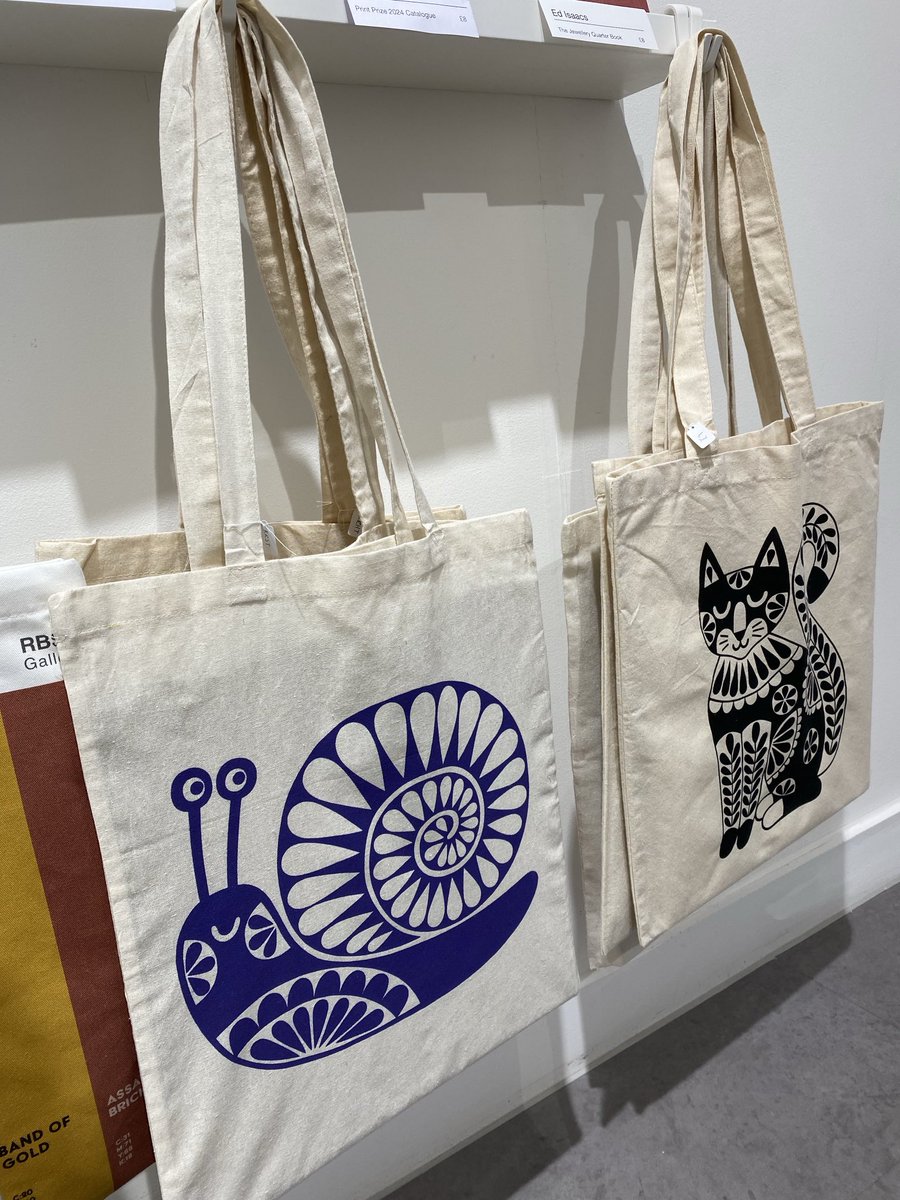 Lots of my #screenprinted cards including orange &amp; gold suns are available from the ⁦<a href="/rbsagallery/">RBSA Gallery</a>⁩ shop. There’s also a selection of different totes &amp; last week I delivered new orange flower totes aswell as blue flower totes &amp; fluorescent pink rainbow 🌈 totes.
