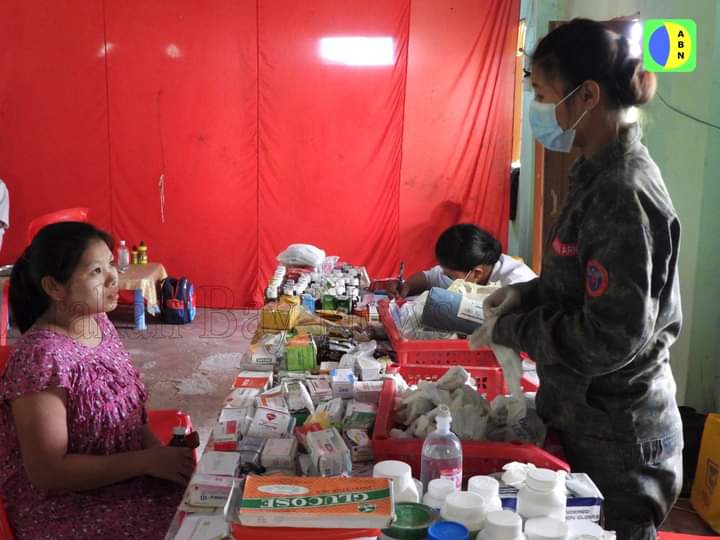 MaungKhinZaw4's tweet photo. The Arakan Army has rescued nearly 30,000 people who were locked up as human shields by the terrorist Myanmar junta and Muslim armed forces in Maungdaw, Arakan State, and are currently in need of food and healthcare assistance.@UN @UNHumanRights @AJEnglish @BBCWorld @guardian https://t.co/T7oFhAXc9U