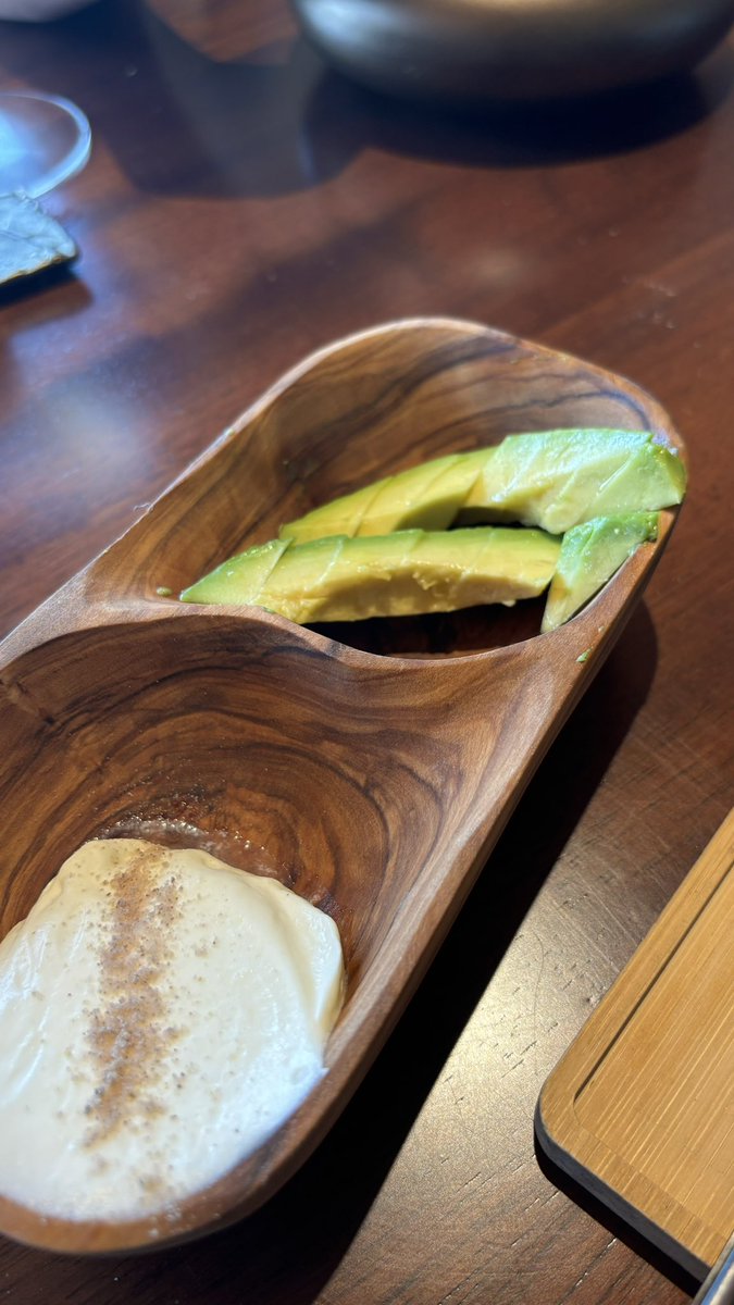 EVernacci's tweet photo. El taco presentado como una empanadilla con un interior adictivo, hierbas, mole, lima…
Equilibrio. El equilibrio es una constante de cada plato en el que picantes, matices y hierbas caminan sobre una delgada cuerda que te salva del precipicio.
Tremendo @RestRegueiro https://t.co/9PYQUEAiIS