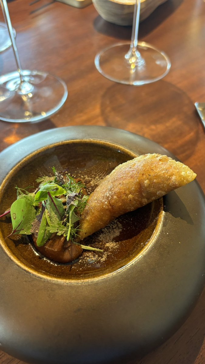 EVernacci's tweet photo. El taco presentado como una empanadilla con un interior adictivo, hierbas, mole, lima…
Equilibrio. El equilibrio es una constante de cada plato en el que picantes, matices y hierbas caminan sobre una delgada cuerda que te salva del precipicio.
Tremendo @RestRegueiro https://t.co/9PYQUEAiIS