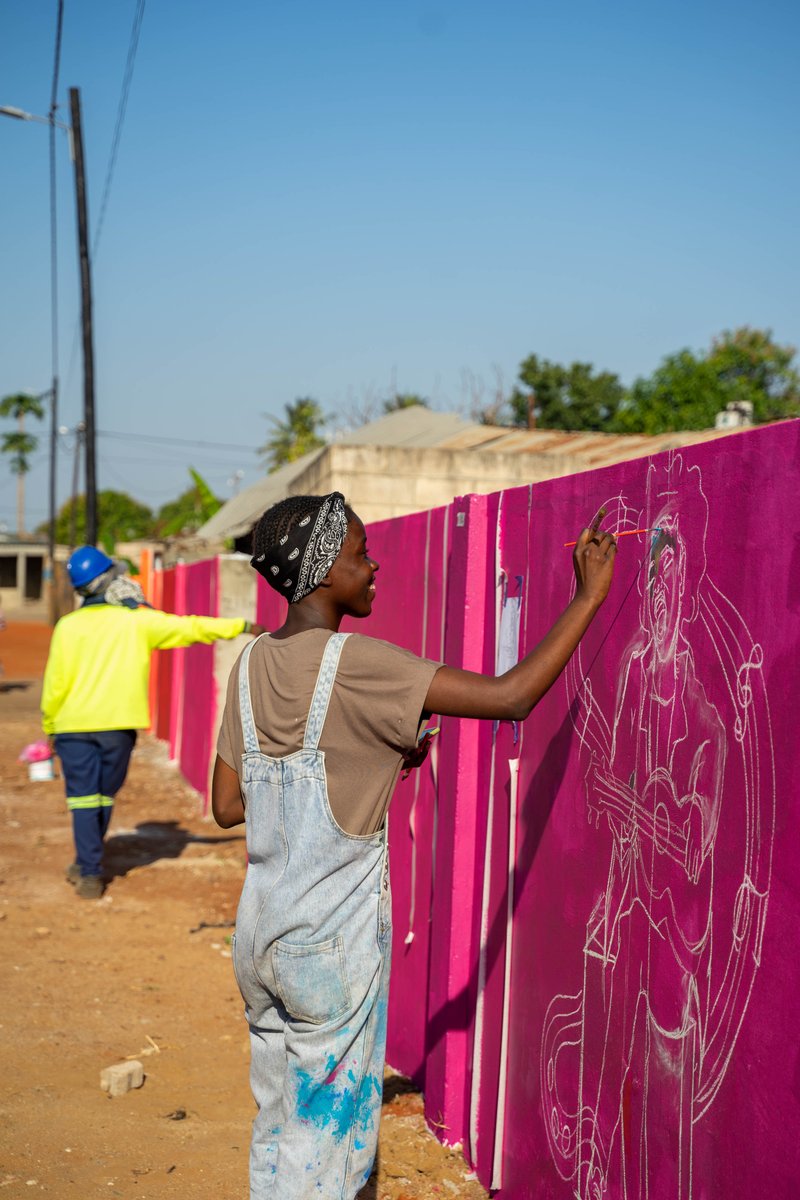 🇲🇿 El arte mural toma las calles de Chamanculo C en Maputo, como parte del proyecto Hábitat 

🎨 El arte como herramienta de dignificación de los escenarios de vida... y la participación ciudadana como motor de cambio de las comunidades    

🔝 En colaboración con @enpeucoop