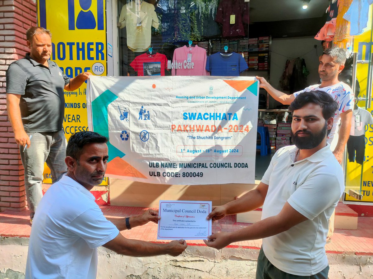 CouncilDoda's tweet photo. MC Doda launched the #DigitalGharSwachhtacampaign, a digital initiative for collecting #usercharges &amp; issuing certificates to households, promoting transparency &amp; efficient waste management.
@MoHUA_India
@PuneetSharma75
@JammuUlb
@JKHUDD1
@SwachhBharatGov
@md_sbm
@OfficeOfLGJandK https://t.co/kN3Bed3Z4N
