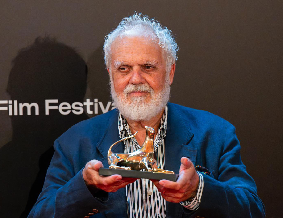 Kavac Film (@kavacfilm) on Twitter photo Anteprima a #Locarno77 per La Vita Accanto, il nuovo film di Marco Tullio Giordana. In occasione della presentazione, il regista ha ricevuto il Pardo speciale in omaggio alla sua carriera.
Il film sarà in sala dal 22 agosto.
Ph. <a href="/FilmFestLocarno/">Locarno Film Festival</a> / Ti-Press Anteprima a #Locarno77 per La Vita Accanto, il nuovo film di Marco Tullio Giordana. In occasione della presentazione, il regista ha ricevuto il Pardo speciale in omaggio alla sua carriera.
Il film sarà in sala dal 22 agosto.
Ph. <a href="/FilmFestLocarno/">Locarno Film Festival</a> / Ti-Press