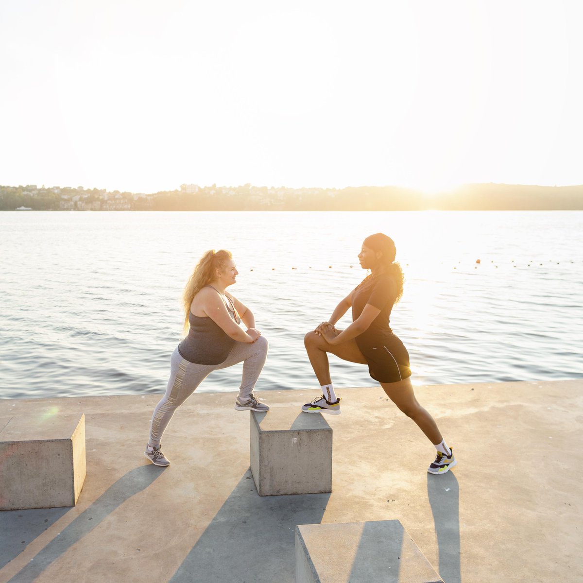 Para mantenerte activo, hidratado y disfrutar de tu entrenamiento veraniego al máximo: Entrena en las horas más frescas, hidrátate constantemente, viste ropa ligera, protégete del sol, escoge actividades acuáticas, incluye frutas y verduras, descansa adecuadamente.¡Siéntete bien!