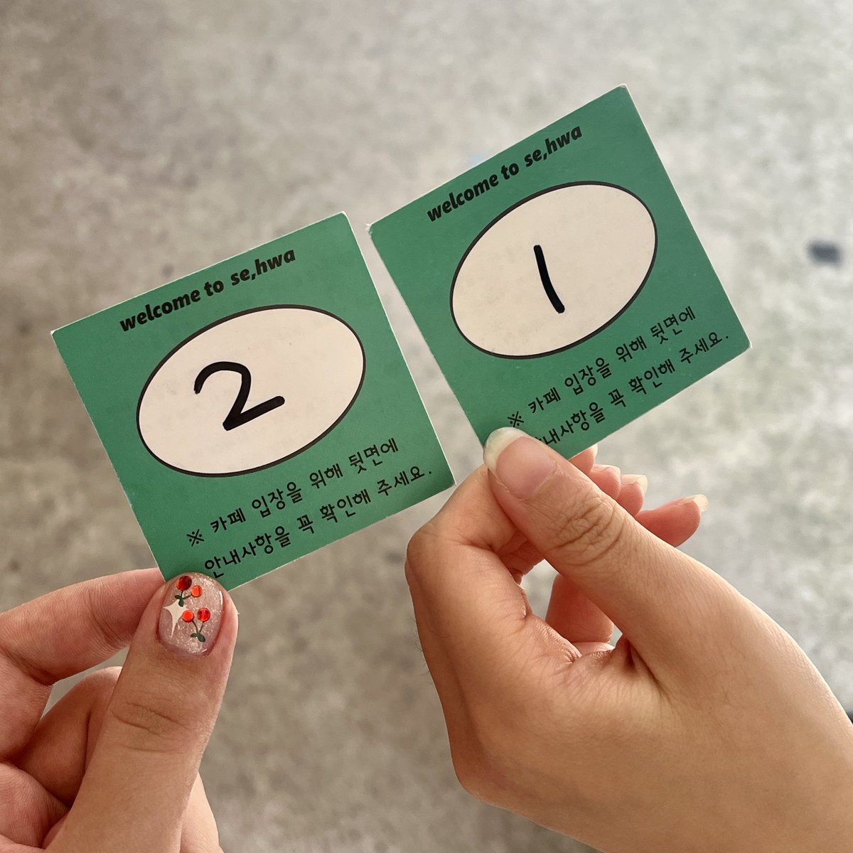 cherry_carat_'s tweet photo. 240809 너구리 출입금지 @NRZ808 

포카파우치 넌 내 거야. 하며 오픈런 뛴 카페!!
무지개 색상 디피도 너무 예뻤지만 저 무지개 쉐도우 포스터에 진짜.. 감탄을 금치 못했습니다 진짜 배우신 분🫶
우리집 구리도 선생님들 몰래 친구들이랑 사진 찍고 왔다요🤫

#너구리출입금지구역 
#NoRaccoonsZone https://t.co/x0ApYqyZVC