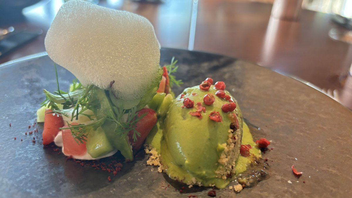 Cordero Agnei asado al tandoor, curry nahari, gnocchi de patata y chutney de pimiento asado.
Impresionante. Largo, muy largo….
La kriptonita de la que me libré…
Postres 10! 
Helado de coco, tigre de javitri, aceite de chili, hojas de curry….la pera!
Helado de espinaca verde,