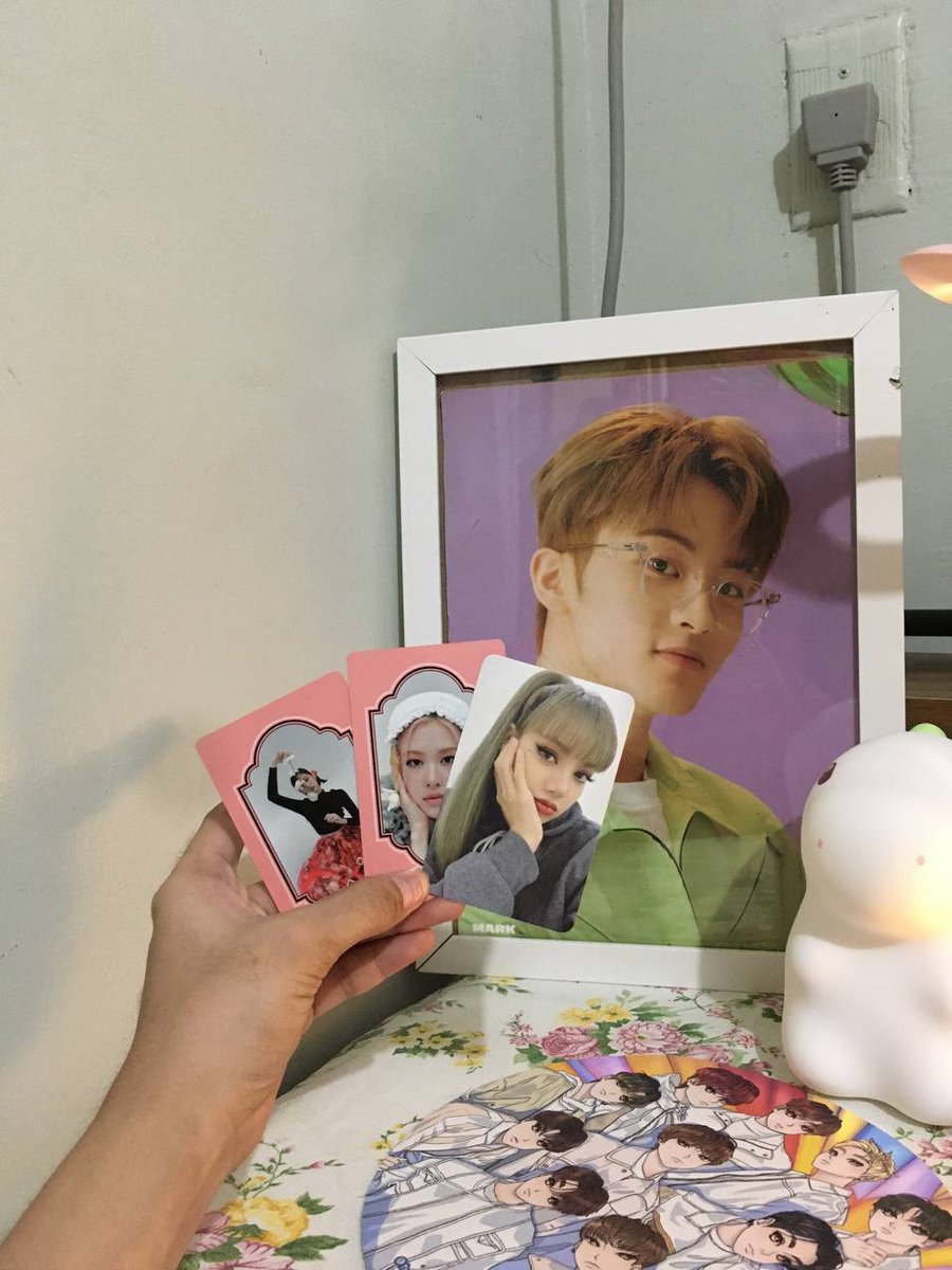 ninicart_'s tweet photo. ˗ˏˋ selling ˎˊ˗ ┊wts lfb ph blackpink

  ［ 💐 ］lalisa pc + free jennie &amp; rose pc

  　╰ ₱80 payo
  　╰ all photocards are official 
      ╰ all good condition 
      ╰ no to sensitive ‼️

   “　mine to claim .ᐟ　”  

#BLACKPINK #LISA https://t.co/z5Iy8TcfBt