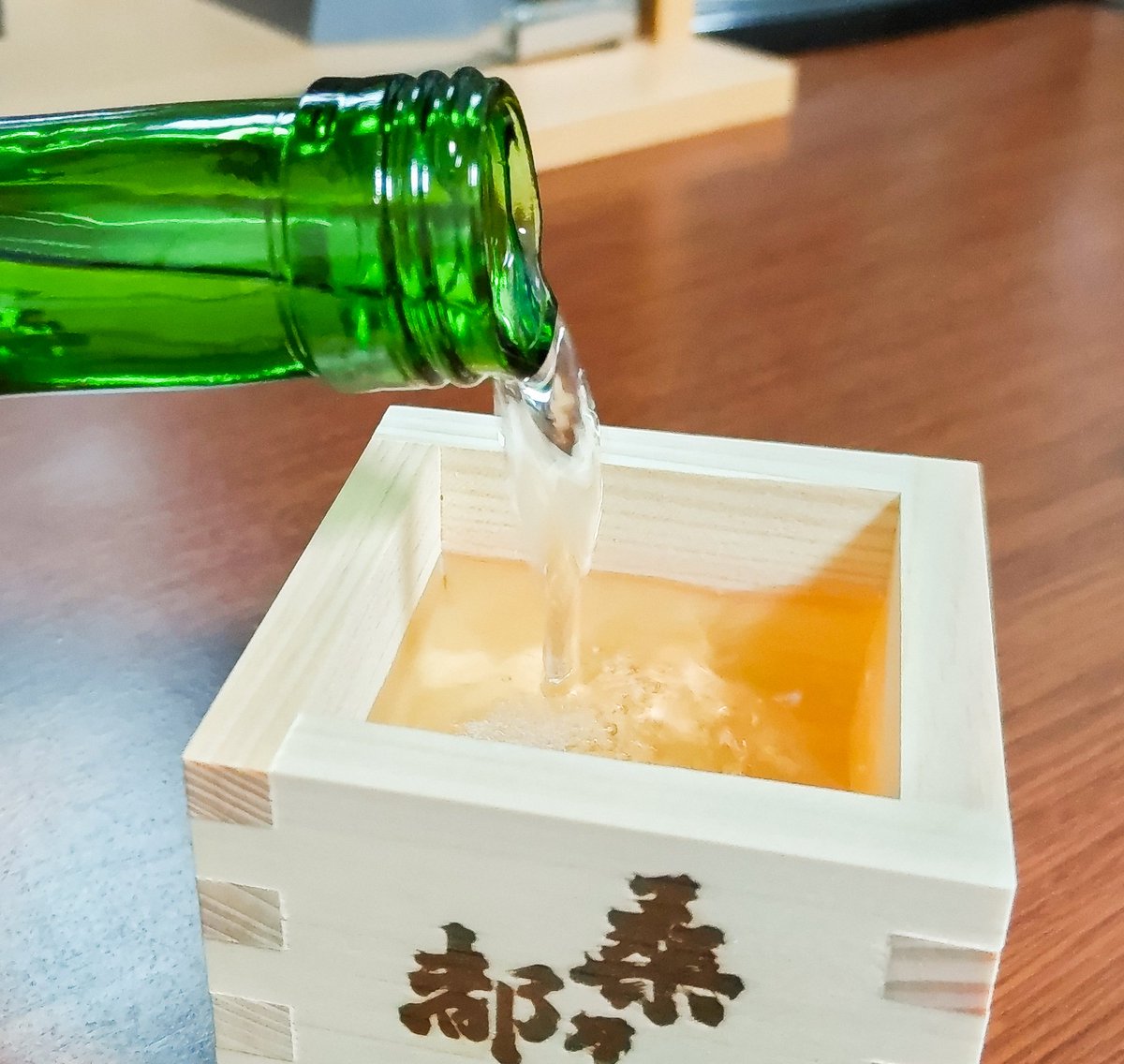 関東の友人からのお土産で桑乃都を頂きました🍶
八王子まつりパッケージを木枡付きで。
枡で呑むのは初めてでしたが檜の香りも相まって美味しかったです😇