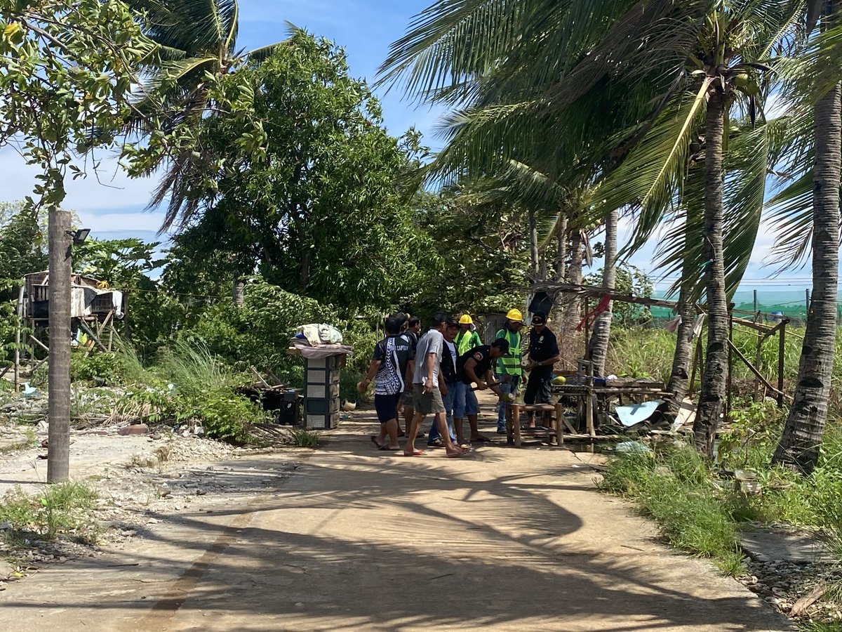 rapplerdotcom's tweet photo. A total of 26 families from Sitio Kabilang Ilog in Barangay Capunitan, Orion, Bataan, were forced to leave their homes on Monday, August 12, due to demolition works, said Rappler Communities app user and environmental advocate Sophia Alday. Residents formed a human barricade to prevent police from entering their property, as shown in photos and videos Alday sent to Rappler. She said no temporary evacuation site was prepared for the residents.

Edlyn Rosales, chairperson of fishers’ rights group PANGISDA, said there was a community dialogue on the issue in February, the same month a demolition notice was filed. Rosales claimed not all families were given compensation.

Read more in the liveable cities chat room here: https://t.co/jEPnyYJMgV