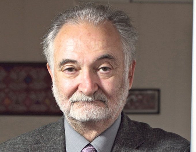 UnionNatioPop's tweet image. Ça c’est Jacques Attali.

Jacques c’est une enfance au soleil dans une famille riche, né à Alger, son père à une parfumerie prospère, sa mère est au foyer.

Jacques c’est aussi l’exil, arrivant à Paris en 1956, son père poursuit ses activités dans la parfumerie et installe…