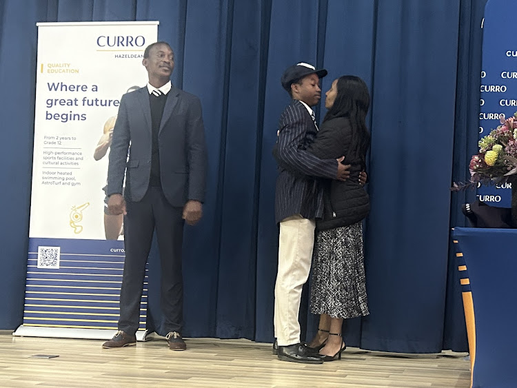 Zuko85085434's tweet photo. π #Curro's #Bayanda_Walaza giving his single mother a huge warm hug.This is the young man who witnessed his father being shot dead infront of him when he was only 10 years after a minor arguement while on school holiday none other than in #KZN. #Pravin #Free_State #Johannesburg https://t.co/jRR42FU19i