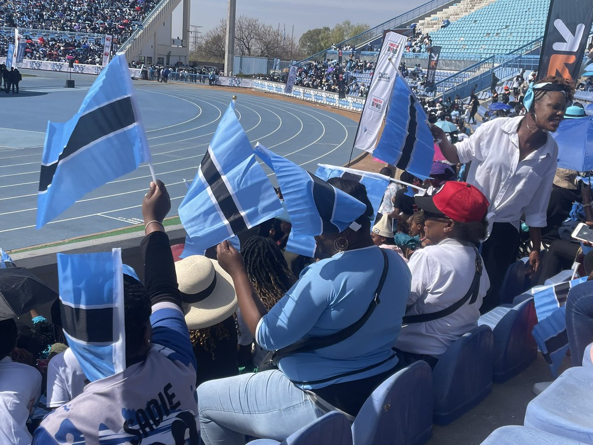 MadisaFils's tweet photo. Botswana stand up! Welcome home Team Botswana Olympics. Stadium is roaring. https://t.co/cOKUaxwCdW