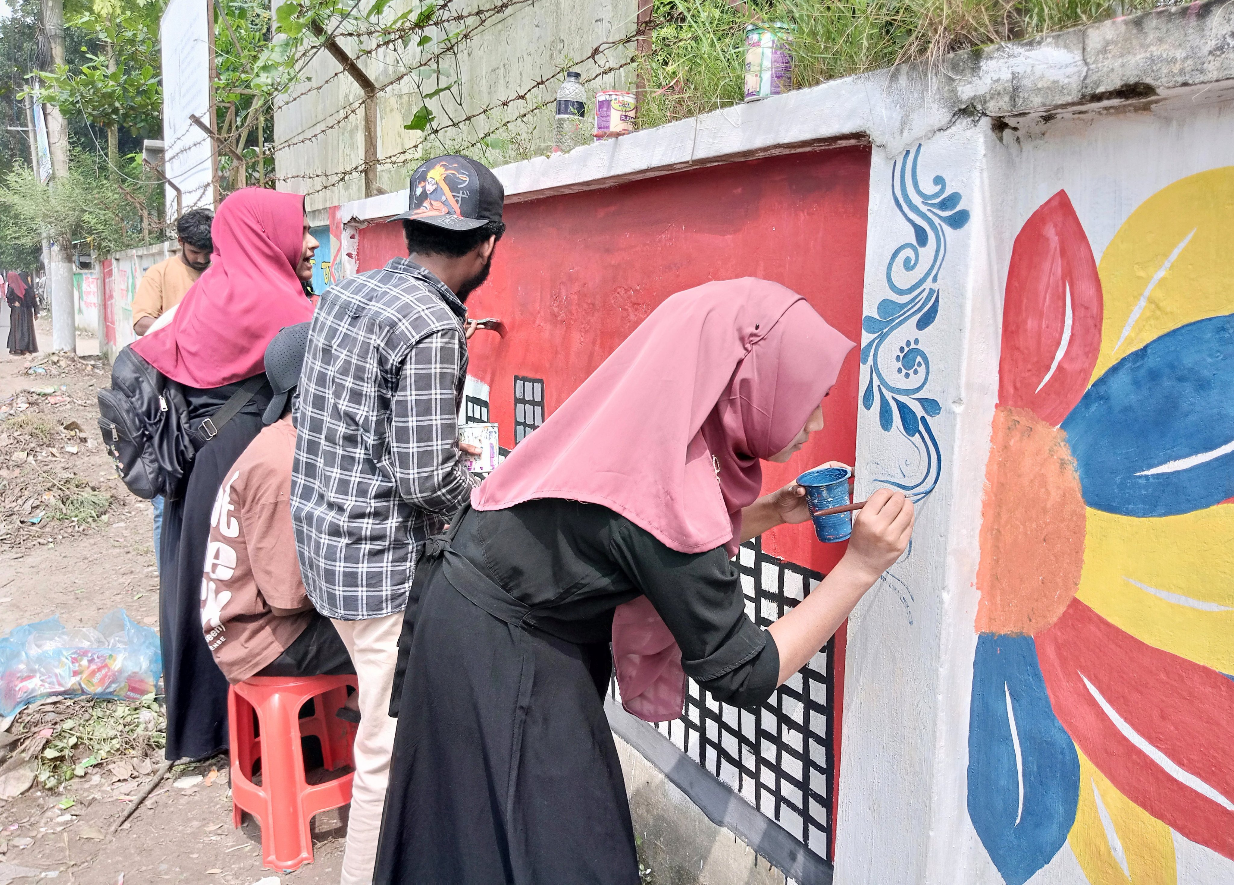 স্মৃতি যেন ভুলে না যাই, দেয়ালে দেয়ালে ‘স্বপ্নলিপি’ আঁকছেন শিক্ষার্থীরা