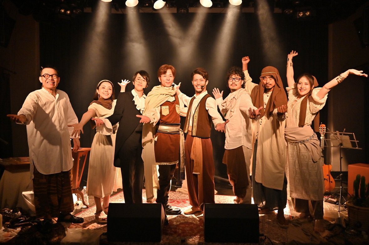 TellersCaravan's tweet photo. 長編朗読公演『王の賭け事』終演いたしました！冒険へのご参加まことにありがとうございました🐎
砂漠の冒険はいかがでしたか？#tellerscaravan のハッシュタグをつけてご感想ポストいただけたら嬉しいです🐫🐪 https://t.co/AYs9PygKoL