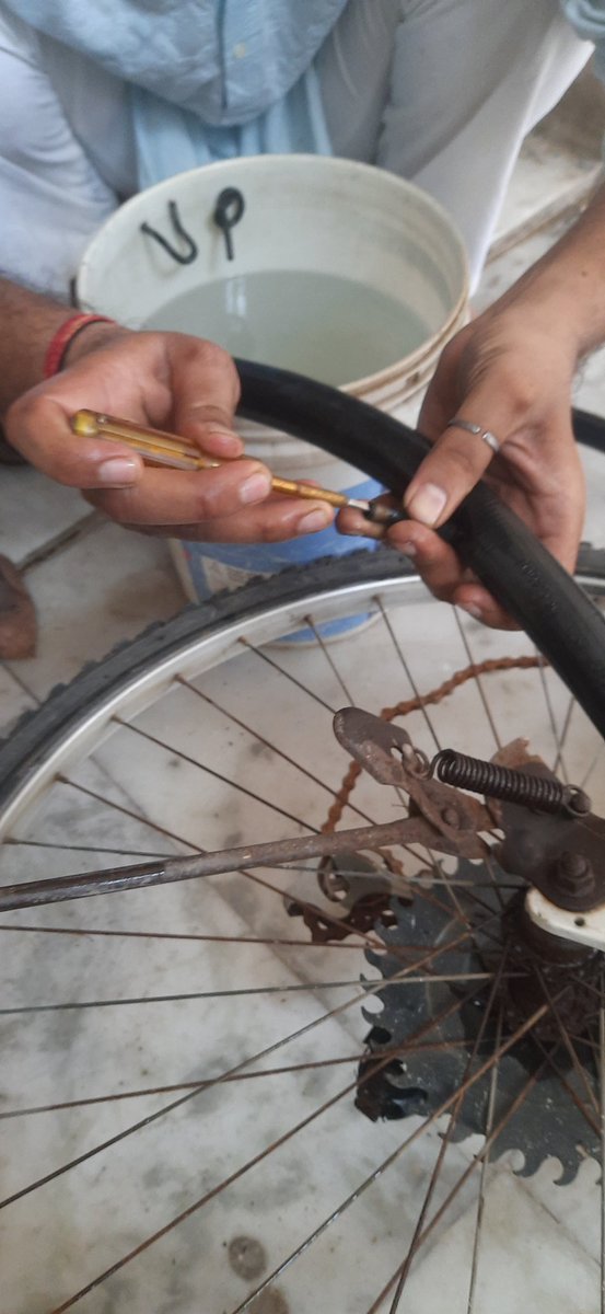 साइकिल भी पहचानती थी मोहब्बत की राहें,
चैन भी उतरती थी तो उसी के मोहल्ले में..